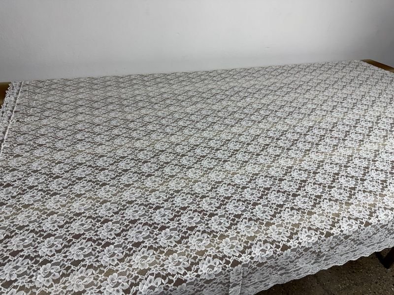 Mantel de encaje con pequeña fisura en el centro - imagen 3