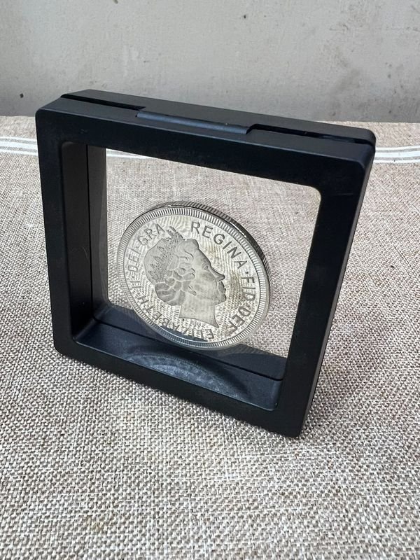 Medalla Conmemorativa Reina Isabel II con Estuche Expositor