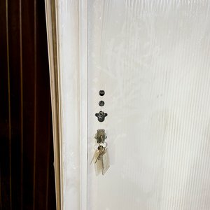 Dos Puertas de Frente de Chapa Blancas con Cerraduras y Llaves - imagen 3
