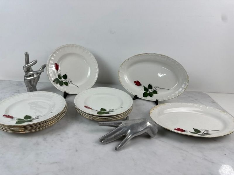 Lote anterior: Llantas y platos de porcelana con esculturas de manos metálicas