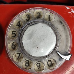 Teléfono Antiguo Rojo con Disco Numérico - imagen 4