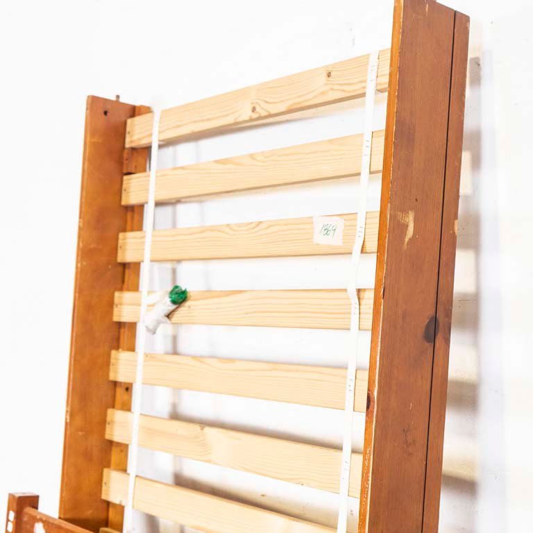 Cama de una plaza de madera de pino con detalles en el lustre - imagen 3