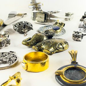 Lote de Joyas y Relojes: Caravanas, Colgantes y Prendedores - imagen 4