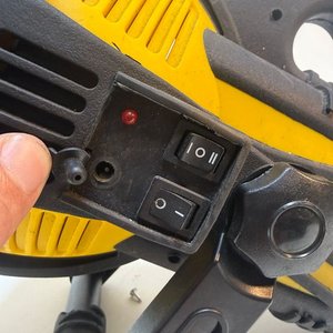 Linterna Recargable Grande Negra y Amarilla con Asa - imagen 6