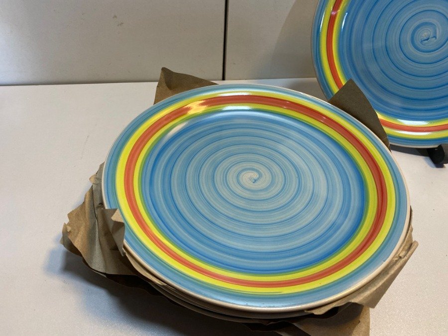 Platos cerámicos con diseño espiral en azul y naranja - imagen 4