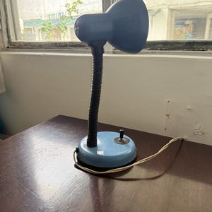 Lámpara de Escritorio Azul Metálica con Cuello Flexible - imagen 3