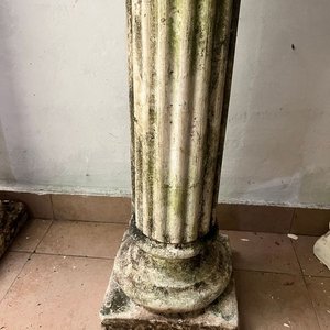 Pedestal de Hormigón Estilo Clásico con Inscripción - imagen 3