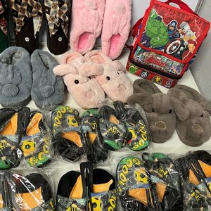 Mochila Infantil "Avengers" y 16 Pares de Pantuflas Variadas - imagen 10