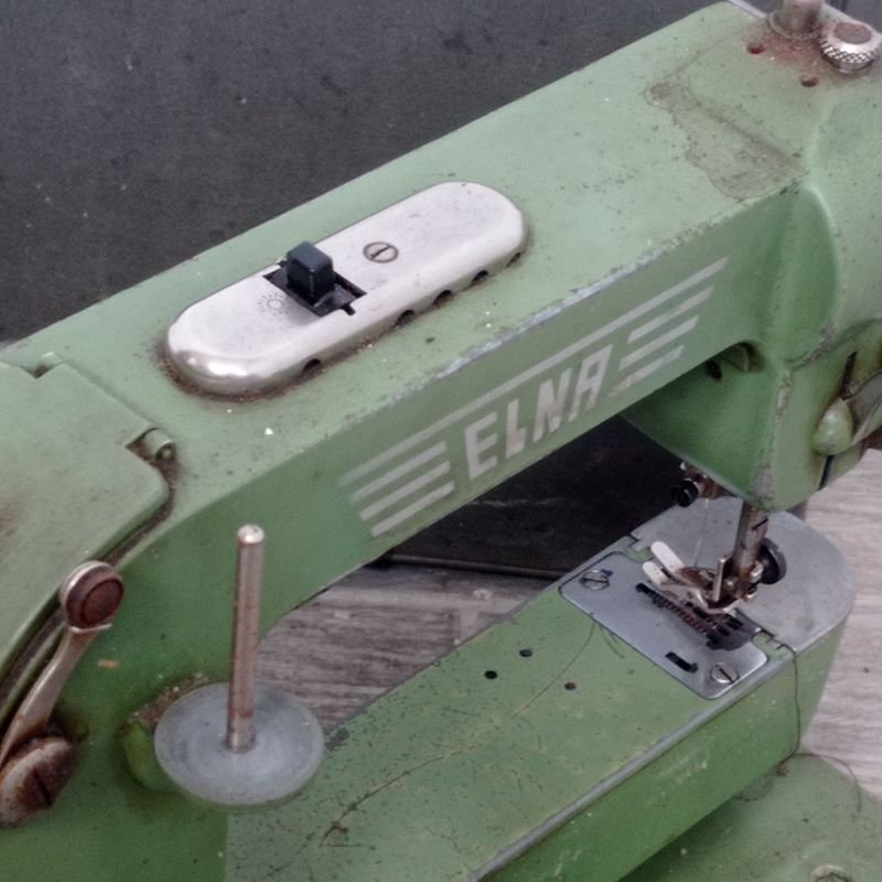 Maquina de coser Elna con estuche y mesa - imagen 5