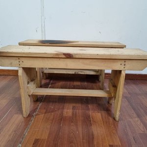 Banquetas de Madera Clara con Quemadura Visible - imagen 5