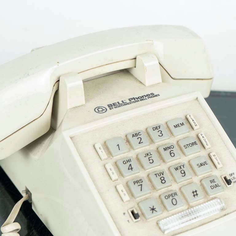 Teléfono antiguo en mal estado - imagen 2