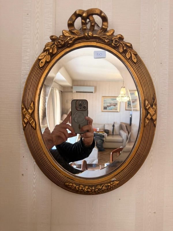 Espejo Ovalado con Marco Dorado Ornamentado y Biselado - imagen 1