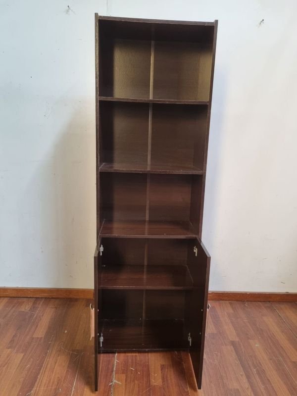Librería de madera con puertas - imagen 2