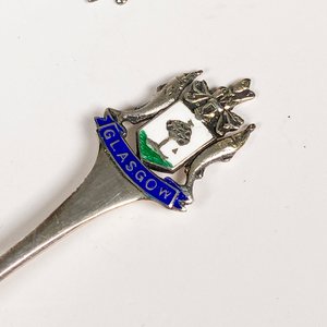 Lote de 4 Cucharitas de Plata Inglesa con Esmalte y Escudos - imagen 3
