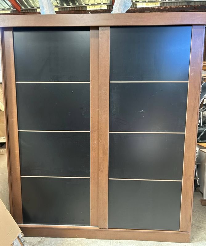 Lote siguiente: Placard de Madera con Dos Puertas Corredizas