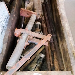 Lote anterior: Cajón de madera con: mechas varias, boquilla, mandril con detalles, base taladro