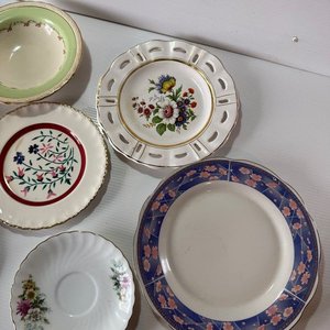 Lote de Platos de Cerámica con Diseños Florales y Escenas - imagen 5