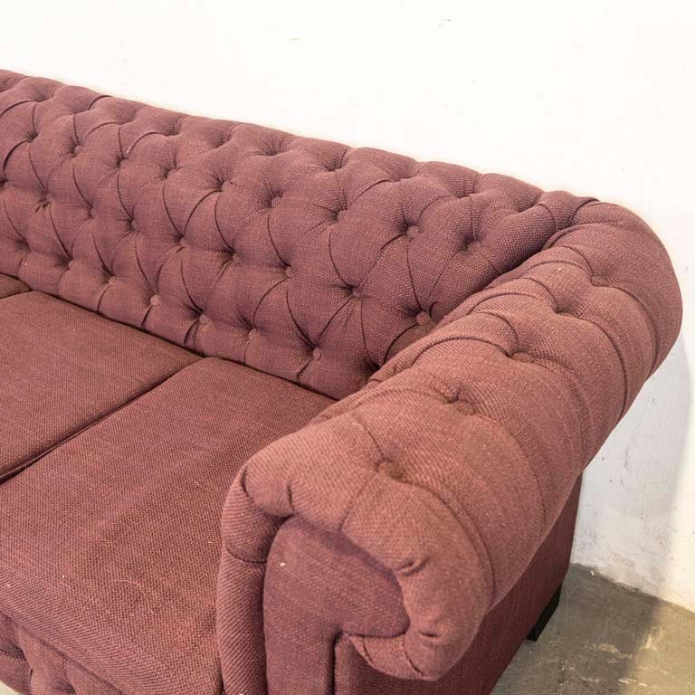 Sofá de tres cuerpos tapizado en tela color borra de vino, capitoneado con almohadones en los asientos. Nuevo. - imagen 3