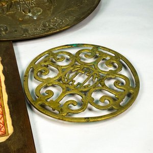 Lote de Dos Piezas: Cuadro Circular Repujado en Bronce y Cuadro con Lámina - imagen 3