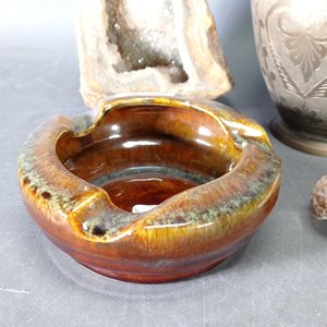 Lote de 5 piezas: Cenicero de cerámica, geoda, caracol, florero de bronce y lámpara de aceite - imagen 4