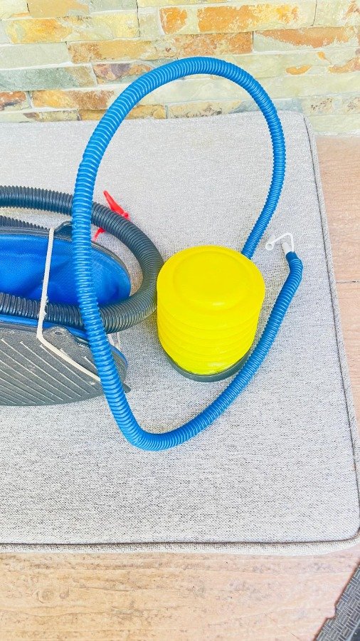 Lote siguiente: Dos infladores manuales para colchones y pelotas
