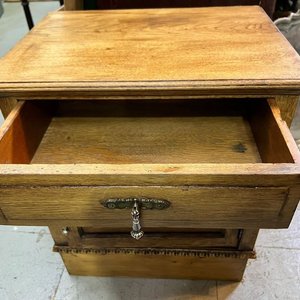 Mesita de Luz Antigua de Roble Tallado con Cajón y Puerta - imagen 5