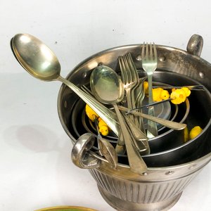 Hielera Metálica con Centro de Bronce Labrado y Cubiertos Varios - imagen 3
