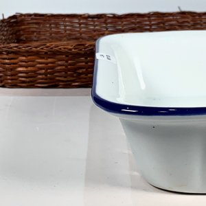 Fuente Rectangular de Losa Blanca con Flores y Soporte de Ratán - imagen 3