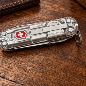 Navaja Multifunción Victorinox Swiss Made Diseño Metálico Premium de Colección - imagen 2