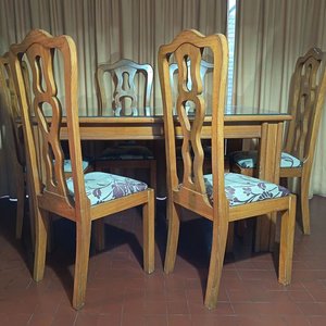 Juego de Comedor: Mesa Extensible con Tapa de Vidrio y 6 Sillas Tapizadas - imagen 2