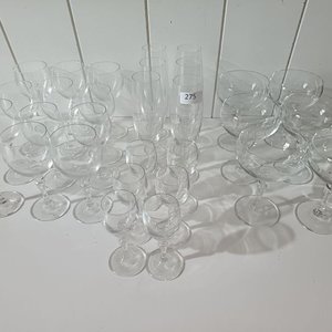 Lote siguiente: Juego de Cristalería Incompleto: 30 Copas Variadas