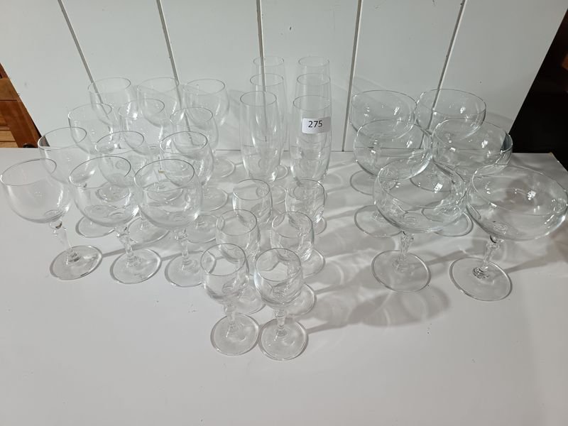 Juego de Cristalería Incompleto: 30 Copas Variadas