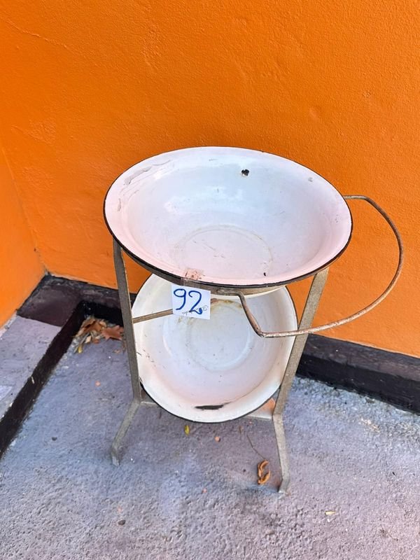 Lote anterior: Antiguo Lavatorio Metálico con Palanganas Esmaltadas