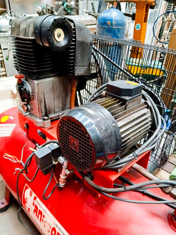 Compresor de aire Fanacom motor trifásico 5.5 hp color rojo - imagen 2