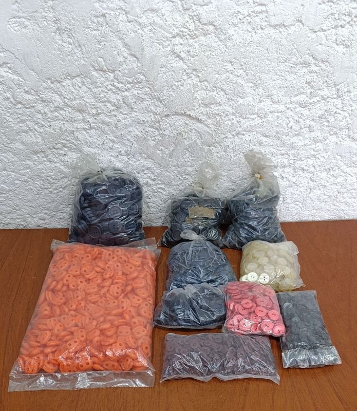 Lote anterior: Lotes de botones y tancas de plástico