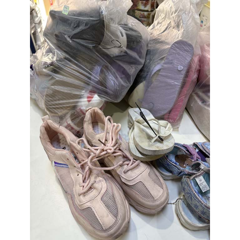Bolsas y calzados varios en buen estado - imagen 2