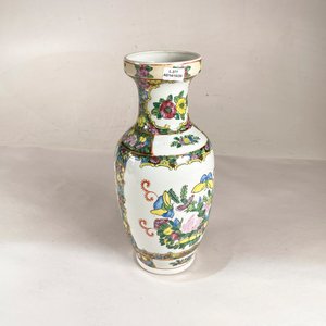 Lote siguiente: Florero Estilo Oriental con Flores y Mariposas - 32 cm
