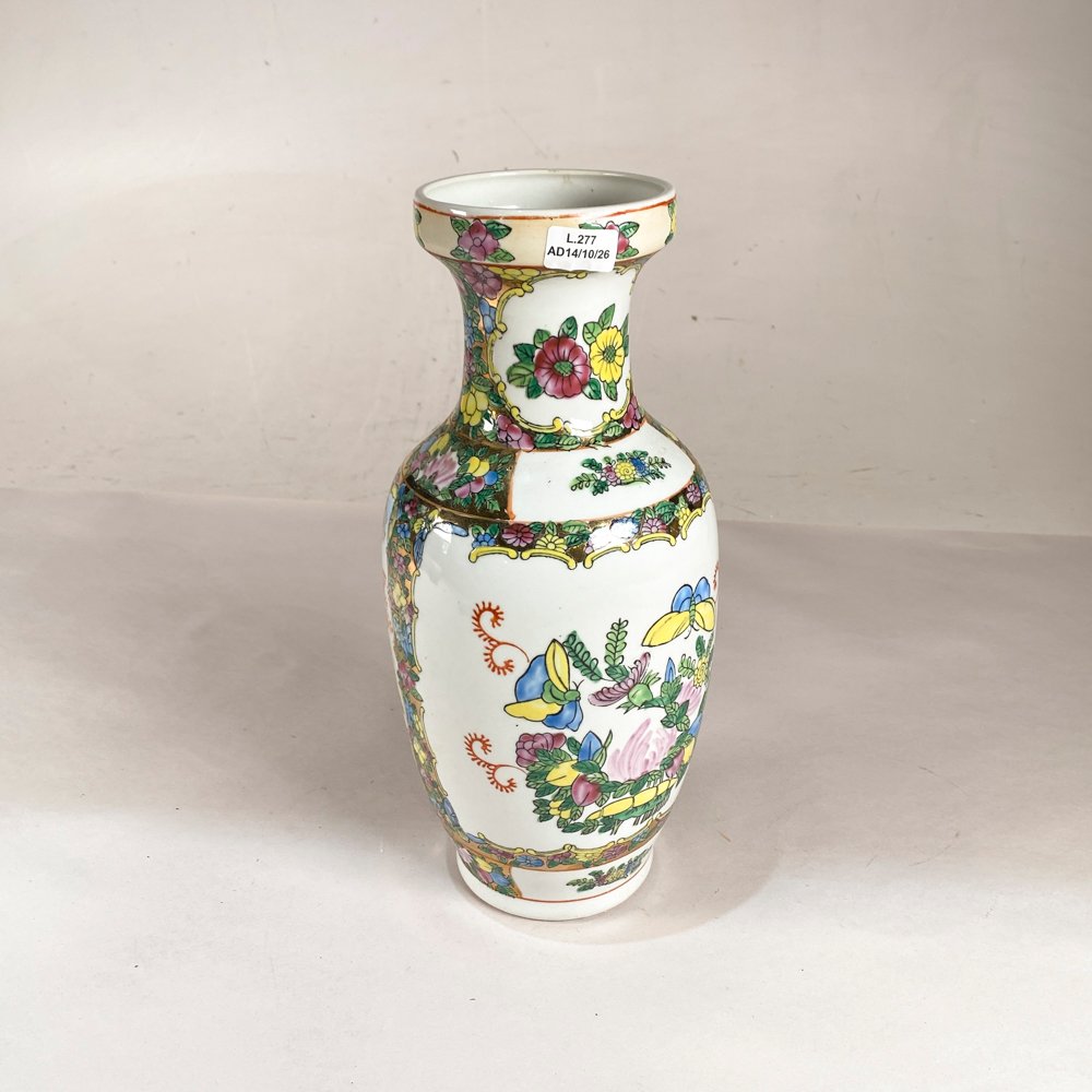Florero Estilo Oriental con Flores y Mariposas - 32 cm