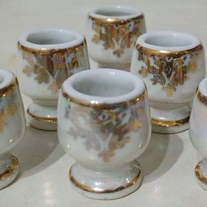 Juego de 6 Hueveras Antiguas de Porcelana Tornasolada con Detalles Florales y Bordes Dorados - imagen 3