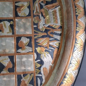 Gran Plato Decorativo Egipcio con Diseño de Ajedrez y Jeroglíficos - imagen 4