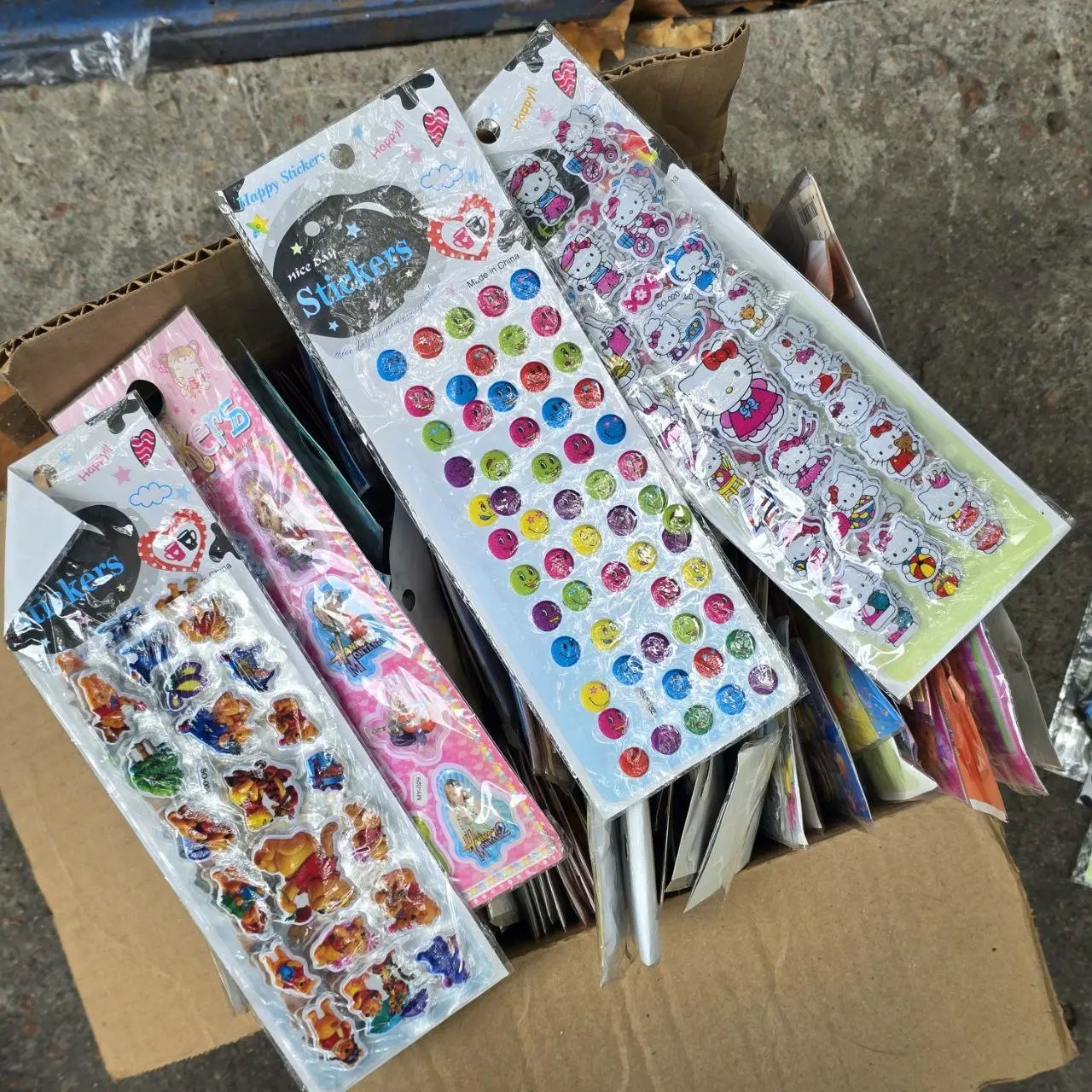 Caja con cientos de blister con stickers - imagen 4
