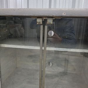 Mueble Expositivo Bajo de Madera con Puertas de Vidrio y Ruedas - imagen 5