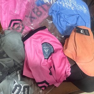 Lote anterior: Conjunto de Ropa Deportiva Infantil: Camisetas Rosadas y Gorro Naranja