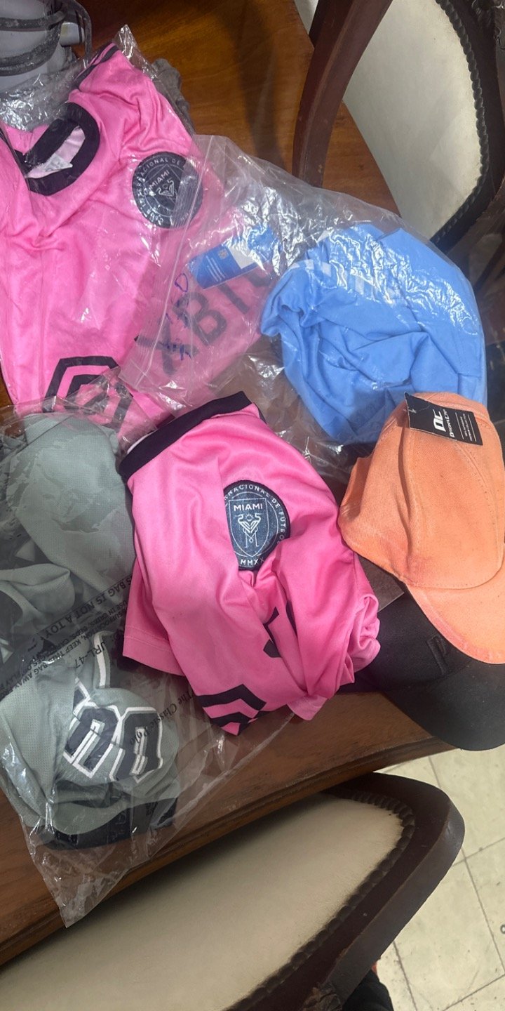 Conjunto de Ropa Deportiva Infantil: Camisetas Rosadas y Gorro Naranja