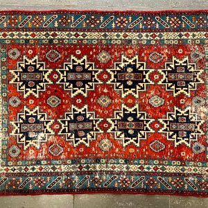 Lote anterior: Alfombra Oriental Estilo Kosak Bordo, Azul y Beige 120x185 cm