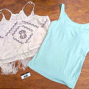 Lote de Ropa Femenina: Chaqueta, Musculosas, Canguro, Short y Más - imagen 7
