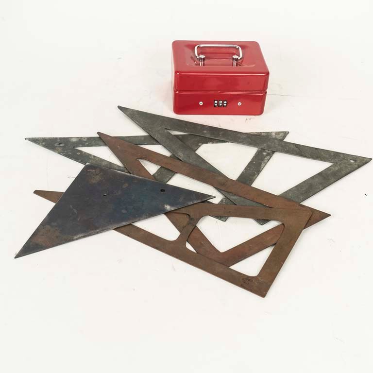 Caja de Seguridad Roja con 5 Escuadras de Metal para Herramientas