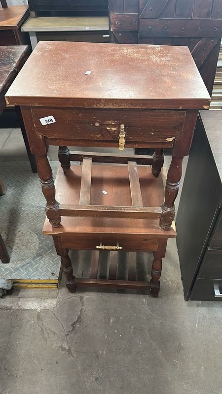 Lote siguiente: Mesa de luz con cajón y estante