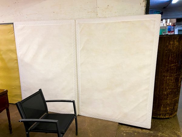 Dos Paneles Decorativos Blancos Acolchados