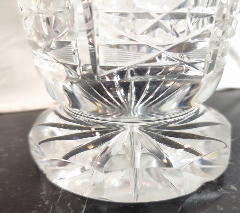 Gran florero en cristal tallado con varios chips en la base - imagen 3